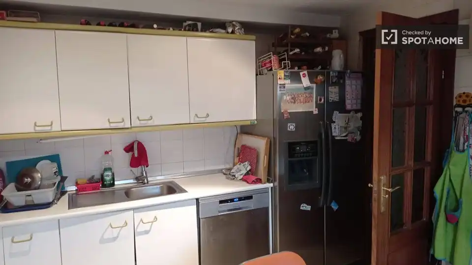 Kitchen of Flat for share in Las Rozas de Madrid  with Air Conditioner, Heating and Furnished