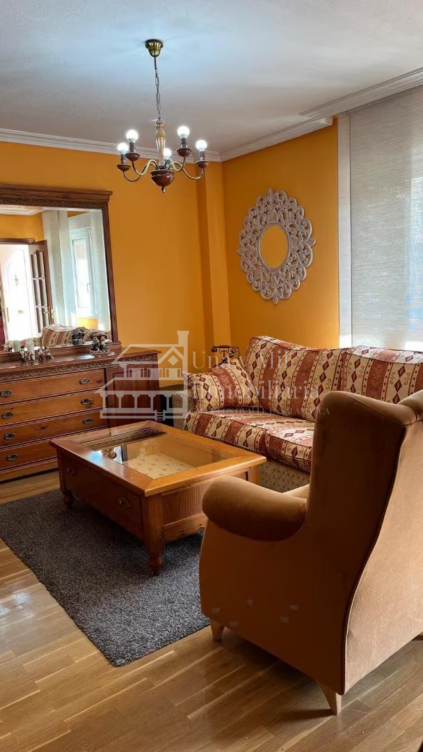 Sala d'estar de Casa o xalet en venda en Salamanca Capital amb Calefacció, Traster i Moblat
