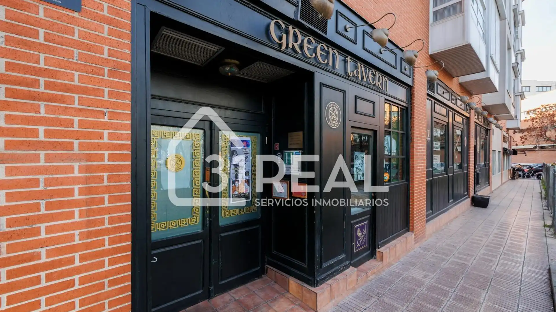 Premises for transfer in Plaza de Cronos, Simancas, San Blas