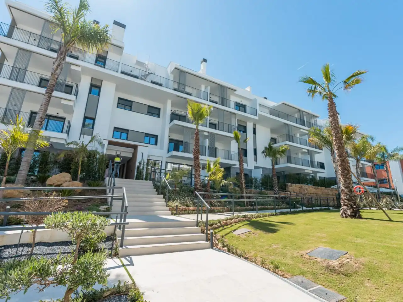 Vista exterior de Pis en venda en Estepona amb Aire condicionat, Terrassa i Piscina