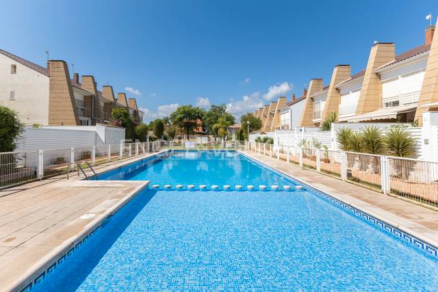 Casa-chalet en Alquiler en Carrer Falcó en Corinto - Almarda