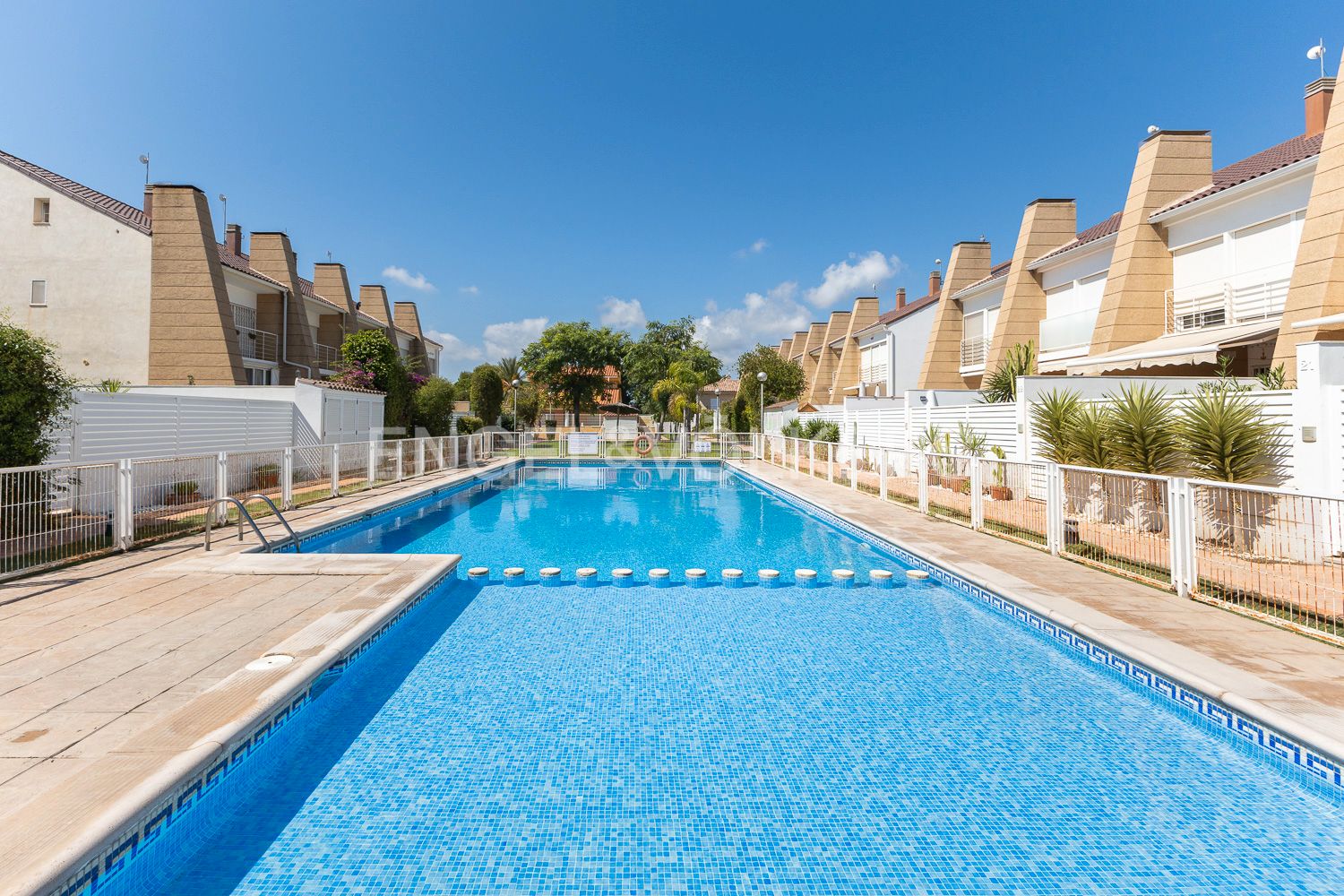 Vista exterior de Casa o xalet de lloguer en Sagunto / Sagunt amb Aire condicionat, Calefacció i Terrassa