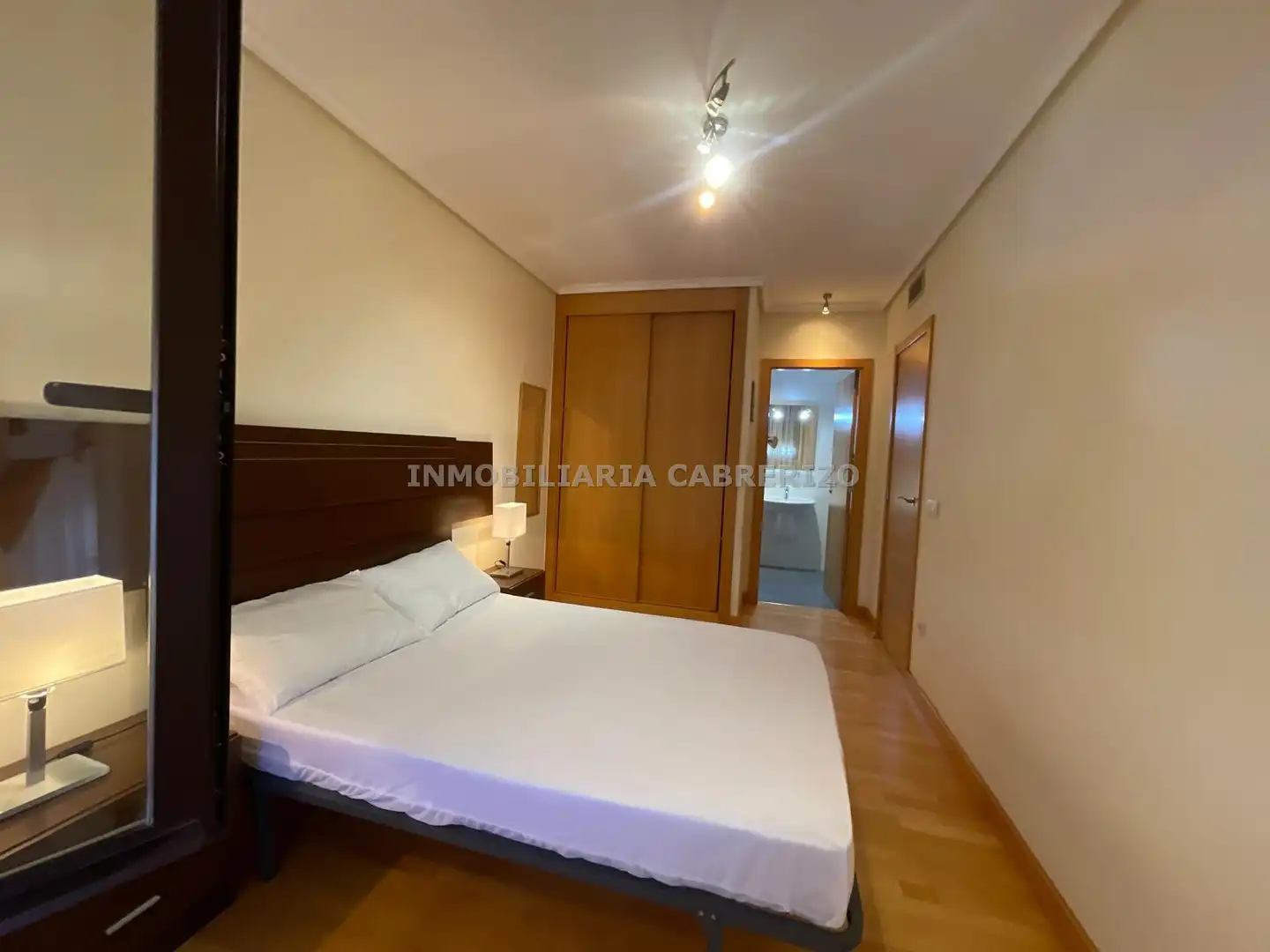 Dormitori de Apartament de lloguer en  Logroño amb Calefacció, Parquet i Terrassa