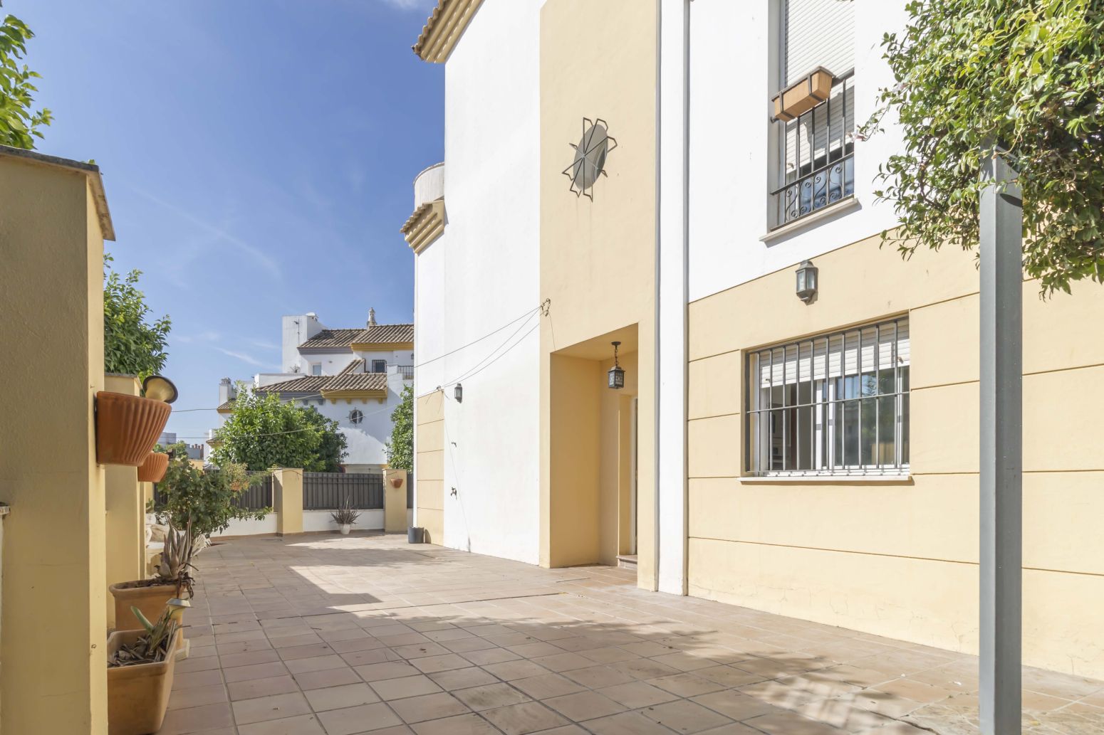 Exterior view of Single-family semi-detached for sale in Bormujos  with Air Conditioner and Terrace