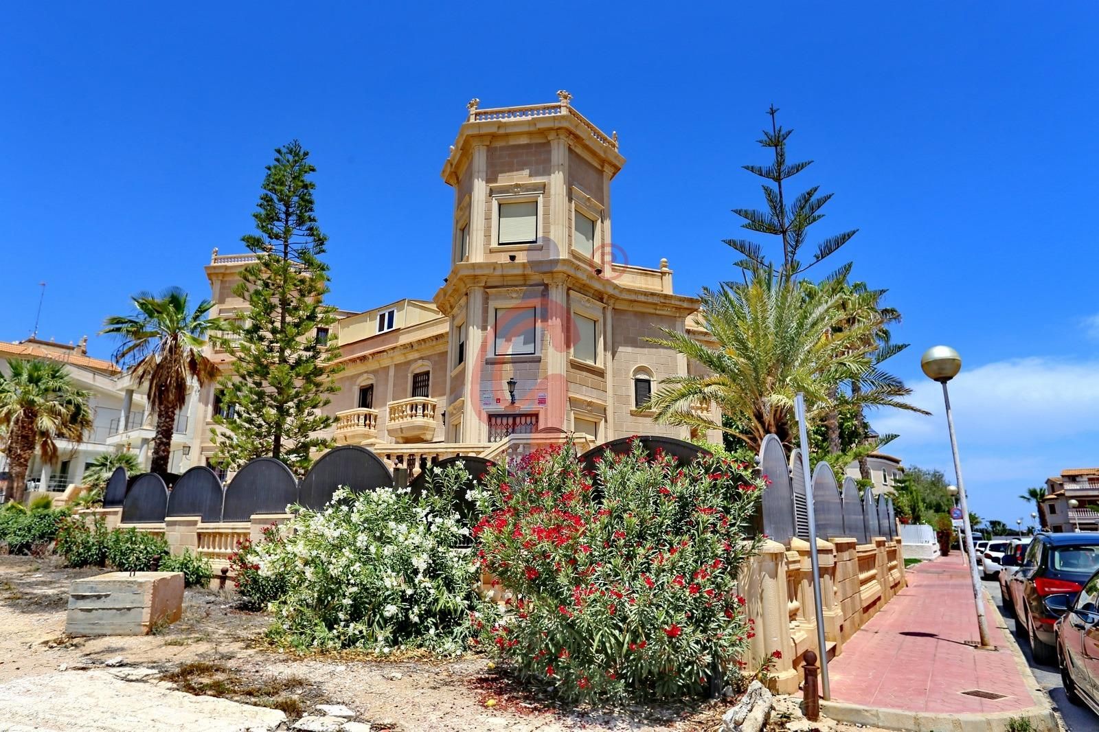 Vista exterior de Casa o xalet en venda en Guardamar del Segura amb Aire condicionat, Jardí privat i Terrassa
