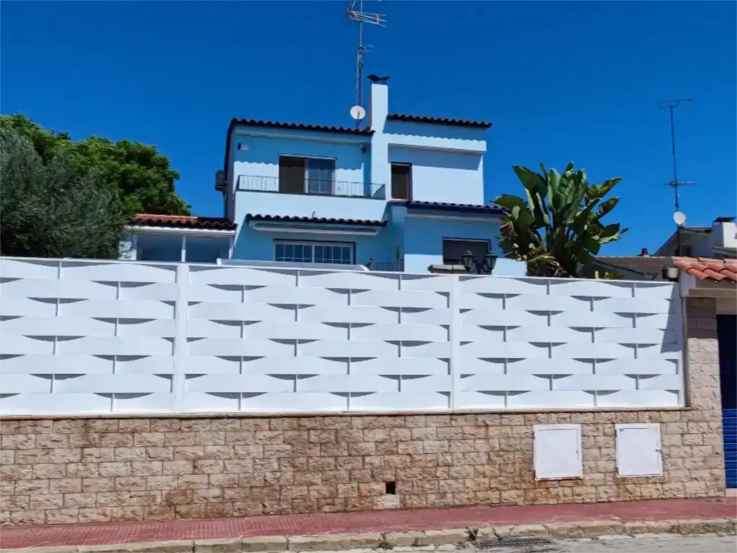 Vista exterior de Casa o xalet en venda en Sitges amb Aire condicionat, Piscina i Balcó