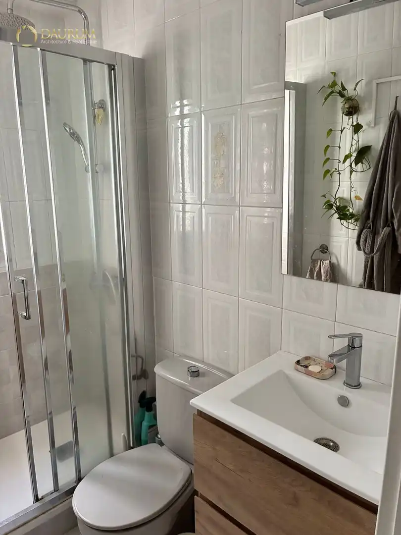 Bathroom of Flat for sale in Sevilla  with Air Conditioner and Furnished
