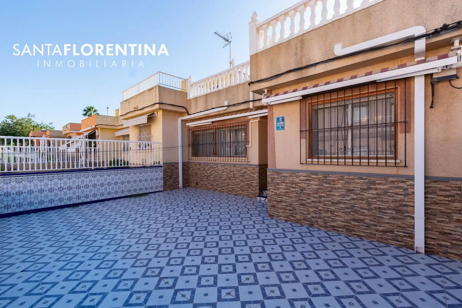Vista exterior de Casa adosada en venda en Cartagena amb Aire condicionat, Jardí privat i Terrassa