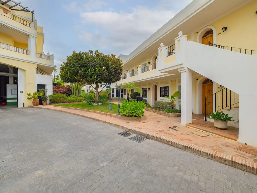 Vista exterior de Dúplex en venta en Marbella con Piscina
