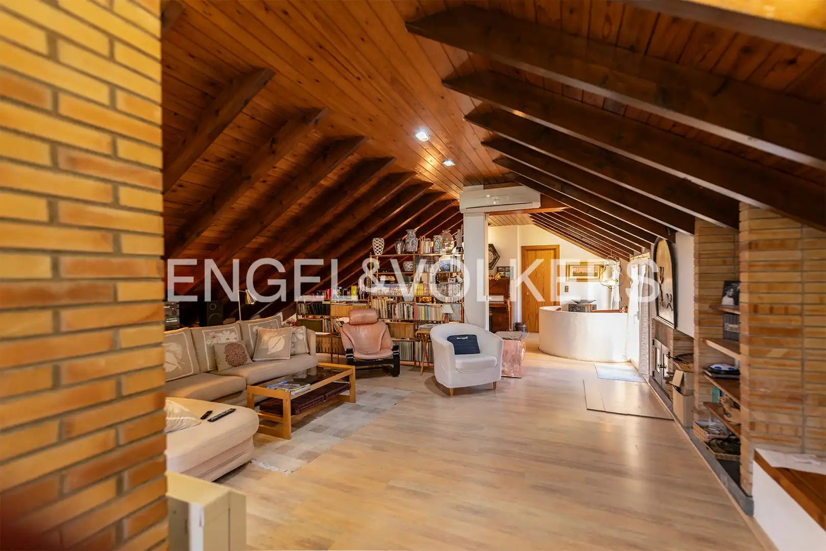 Sala d'estar de Casa o xalet en venda en La Vall d'en Bas amb Aire condicionat, Calefacció i Jardí privat