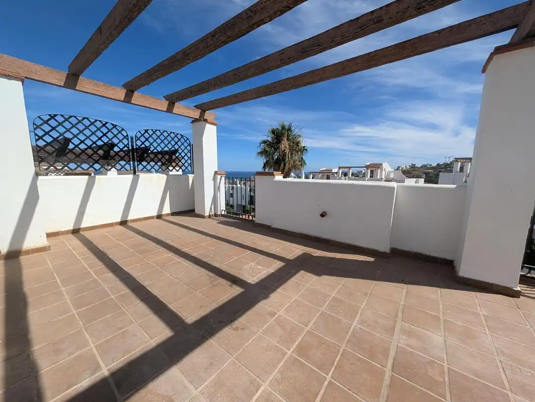 Terrasse von Einfamilien-Reihenhaus zur Miete in La Alcaidesa mit Klimaanlage, Heizung und Privatgarten