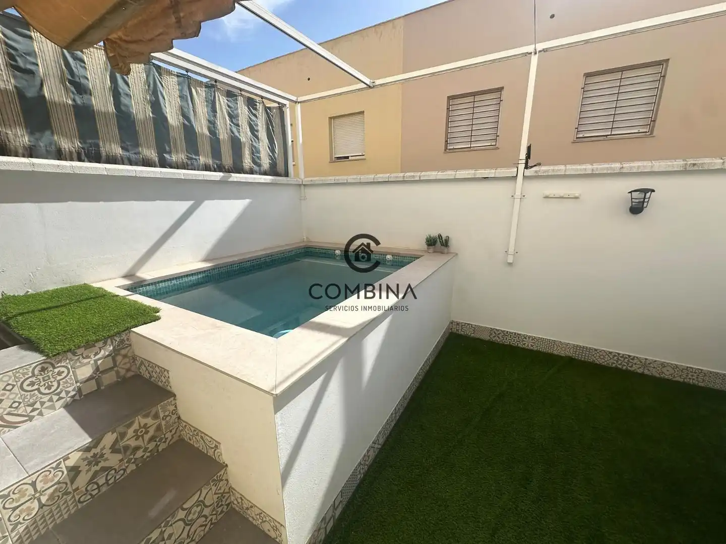 Schwimmbecken von Einfamilien-Reihenhaus zum Verkauf in Camas mit Klimaanlage, Terrasse und Abstellraum