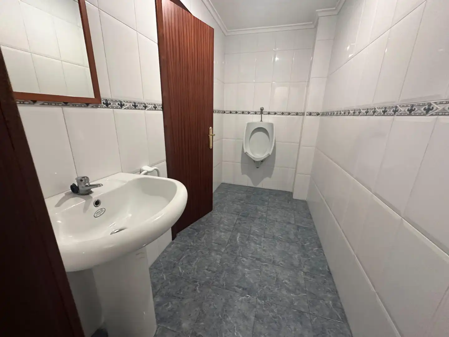Badezimmer von Büro zur Miete in Santander