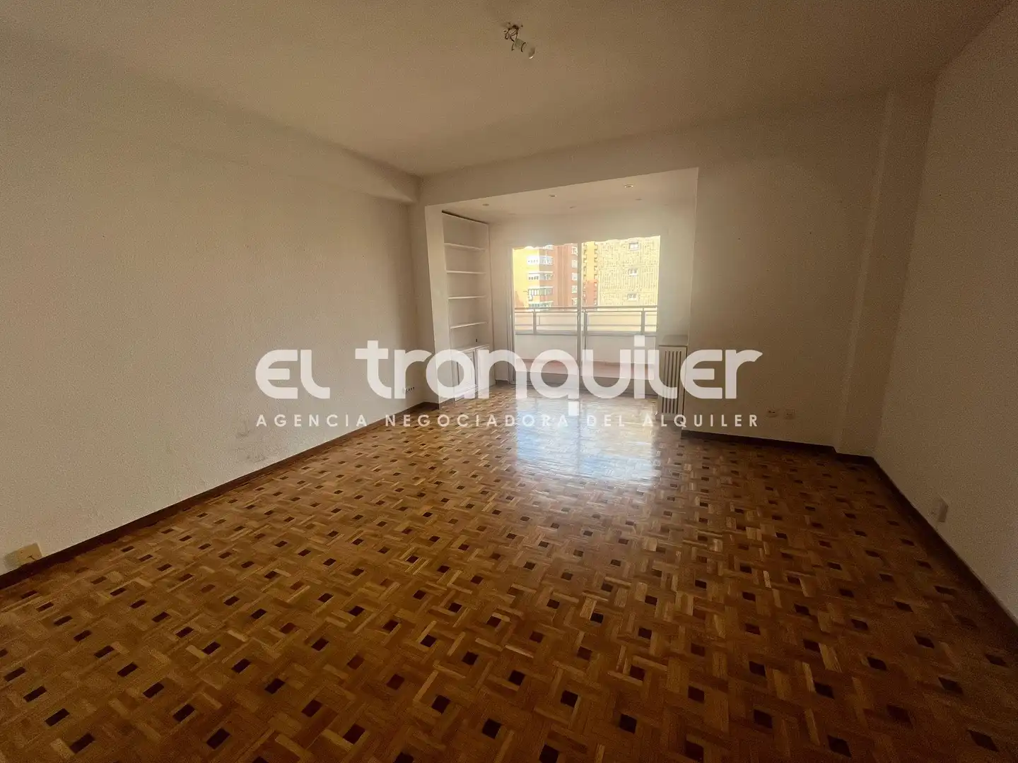 Living room of Flat for rent in Madrid  with Parquet flooring, Terrace and Washing machine
