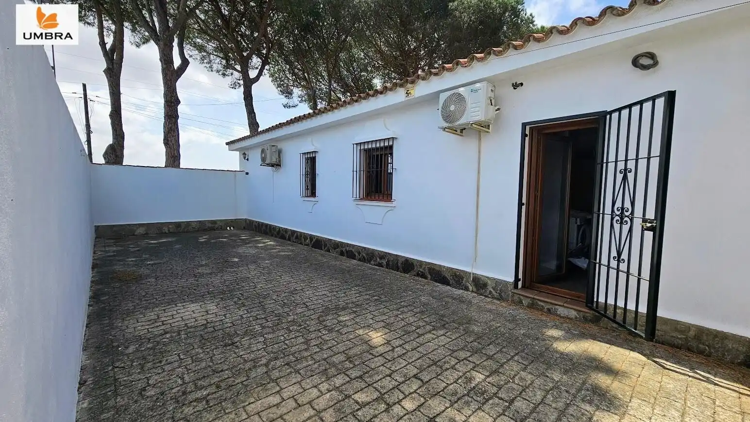 Vista exterior de Casa o xalet en venda en Chiclana de la Frontera amb Aire condicionat, Calefacció i Jardí privat