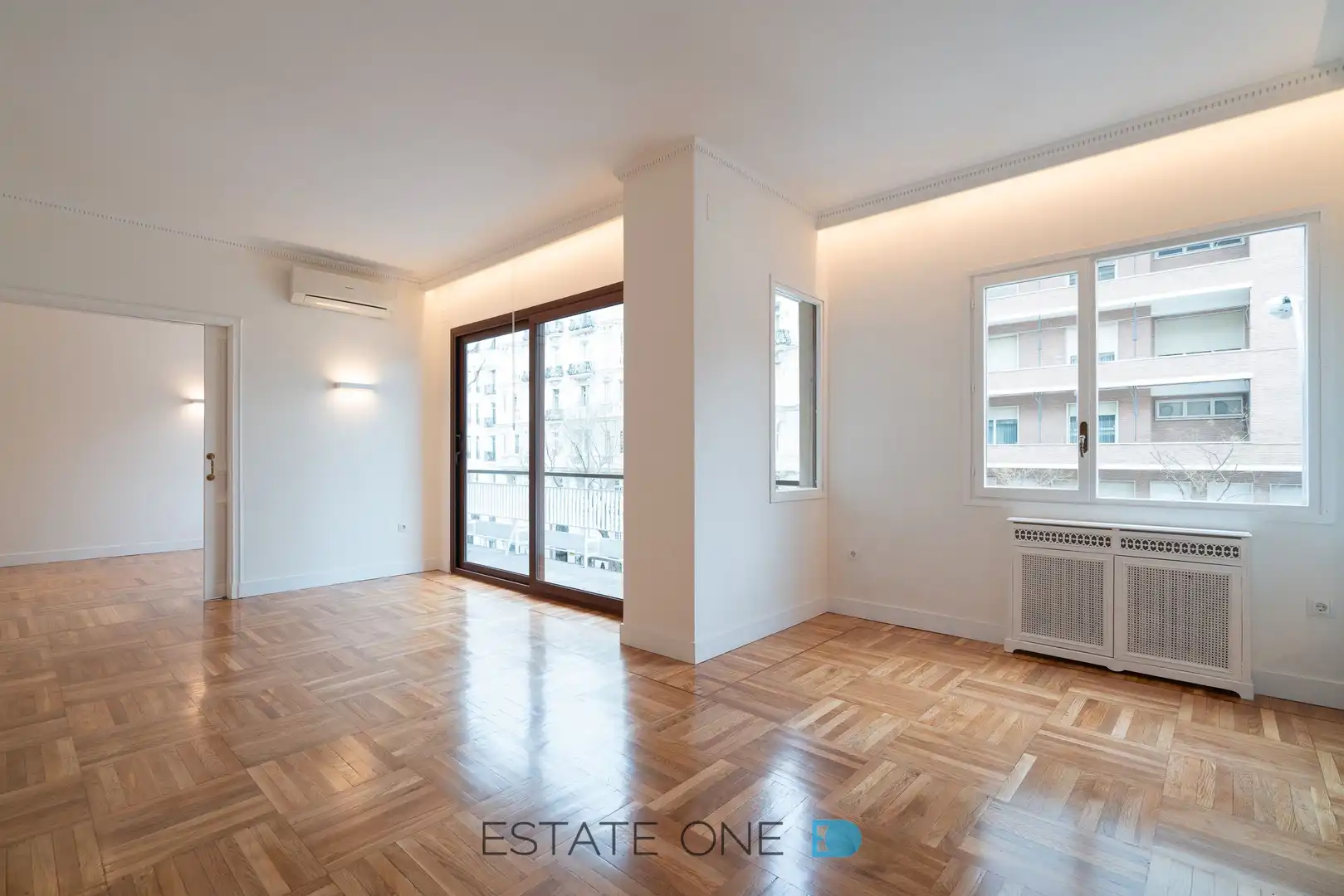 Living room of Flat for rent in Madrid  with Air Conditioner, Heating and Parquet flooring