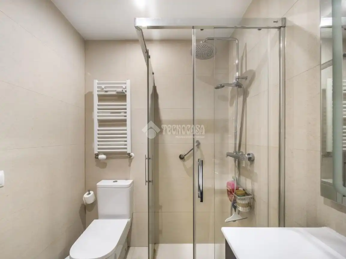 Baño de Piso de alquiler en Madrid con Aire acondicionado, Calefacción y Trastero