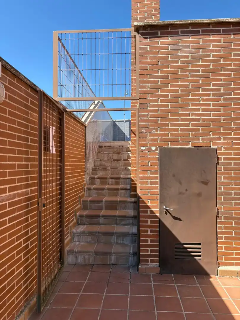 Außenansicht von Wohnung zum Verkauf in Madrid mit Heizung, Abstellraum und Gemeinschaftspool