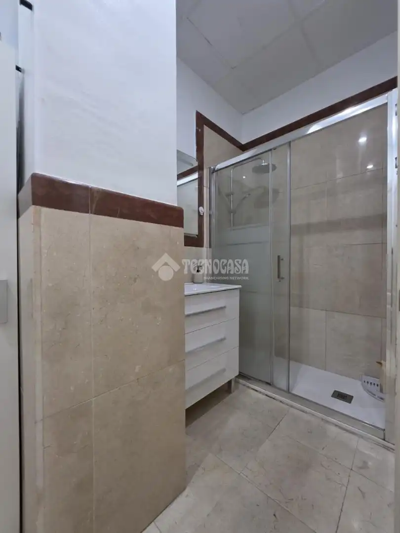 Bathroom of Flat for sale in Sevilla  with Air Conditioner