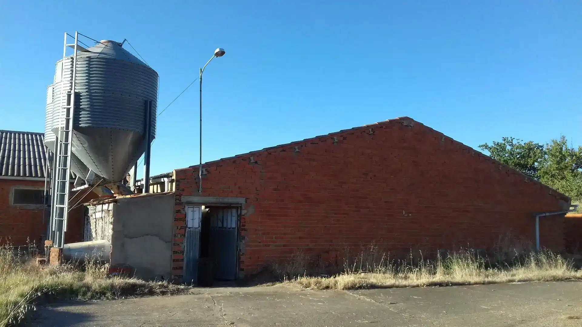 Vista exterior de Nau industrial en venda en Santa Clara de Avedillo