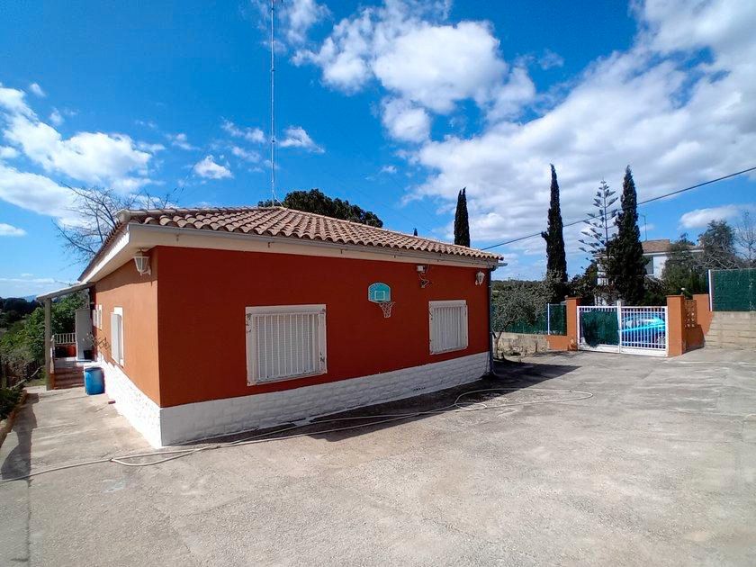 Vista exterior de Casa o xalet en venda en Montserrat amb Jardí privat, Terrassa i Alarma
