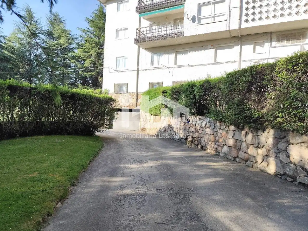 Aparcament de Pis en venda en Las Navas del Marqués  amb Parquet, Terrassa i Traster