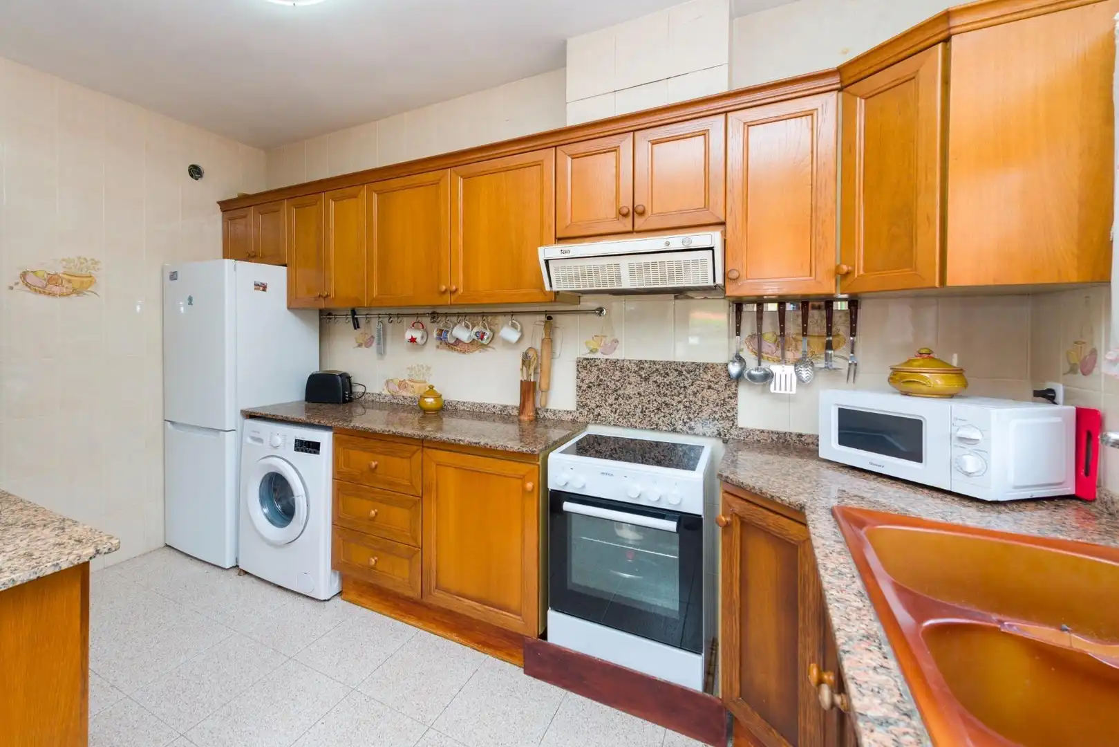 Cuina de Casa o xalet en venda en Benicasim / Benicàssim amb Jardí privat, Terrassa i Traster