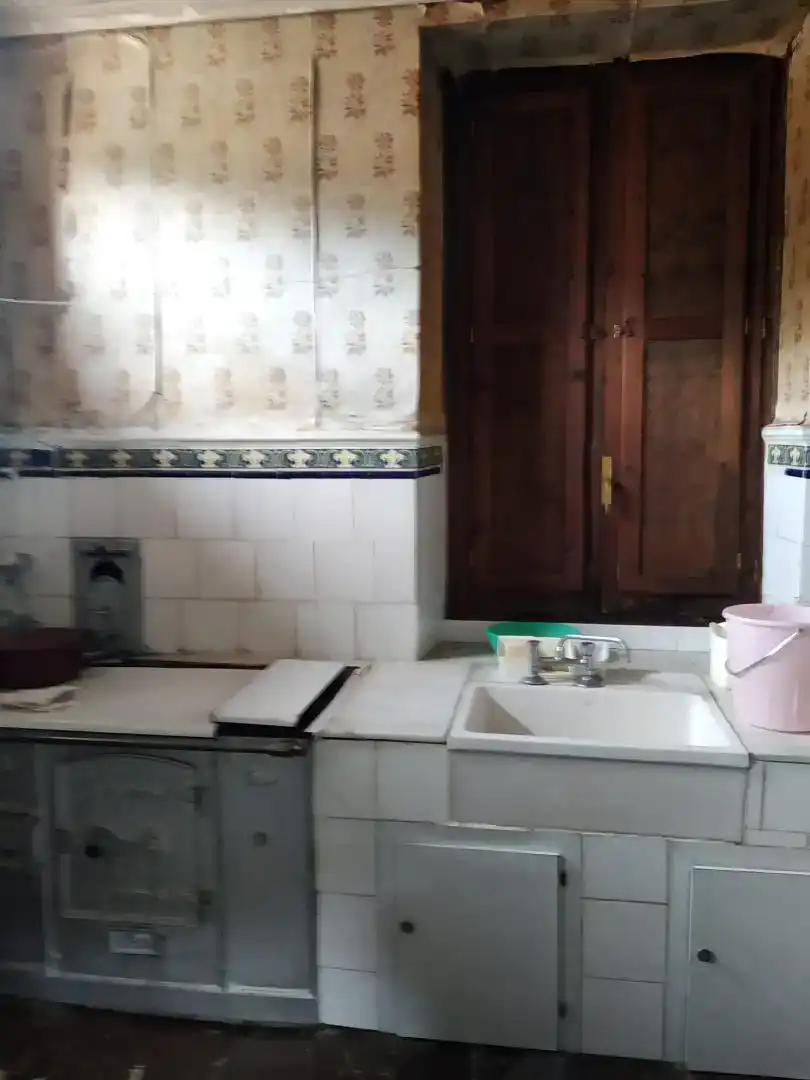 Cuina de Casa adosada en venda en Cármenes amb Balcó