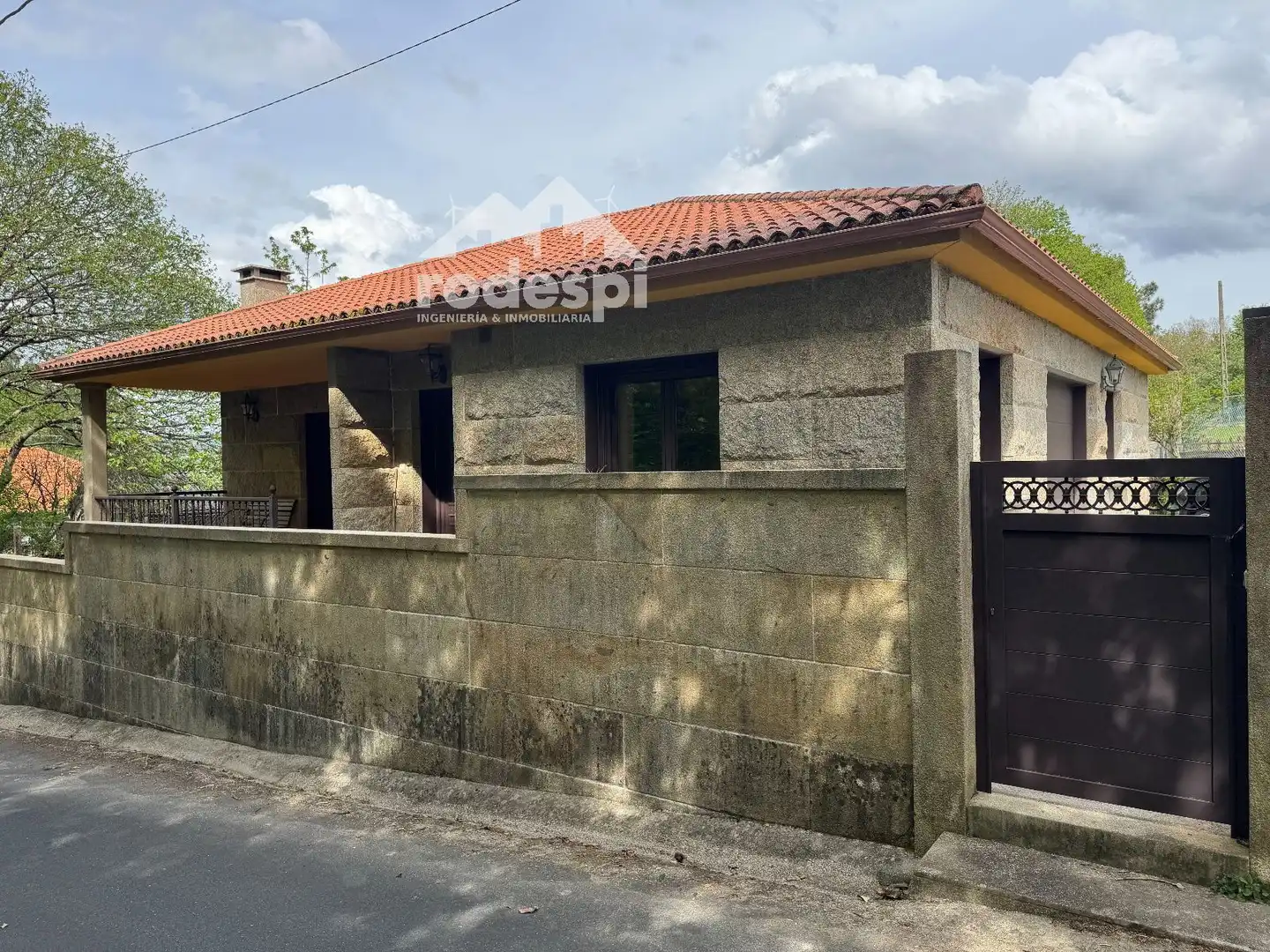 Vista exterior de Casa o xalet en venda en Covelo amb Calefacció, Traster i Moblat