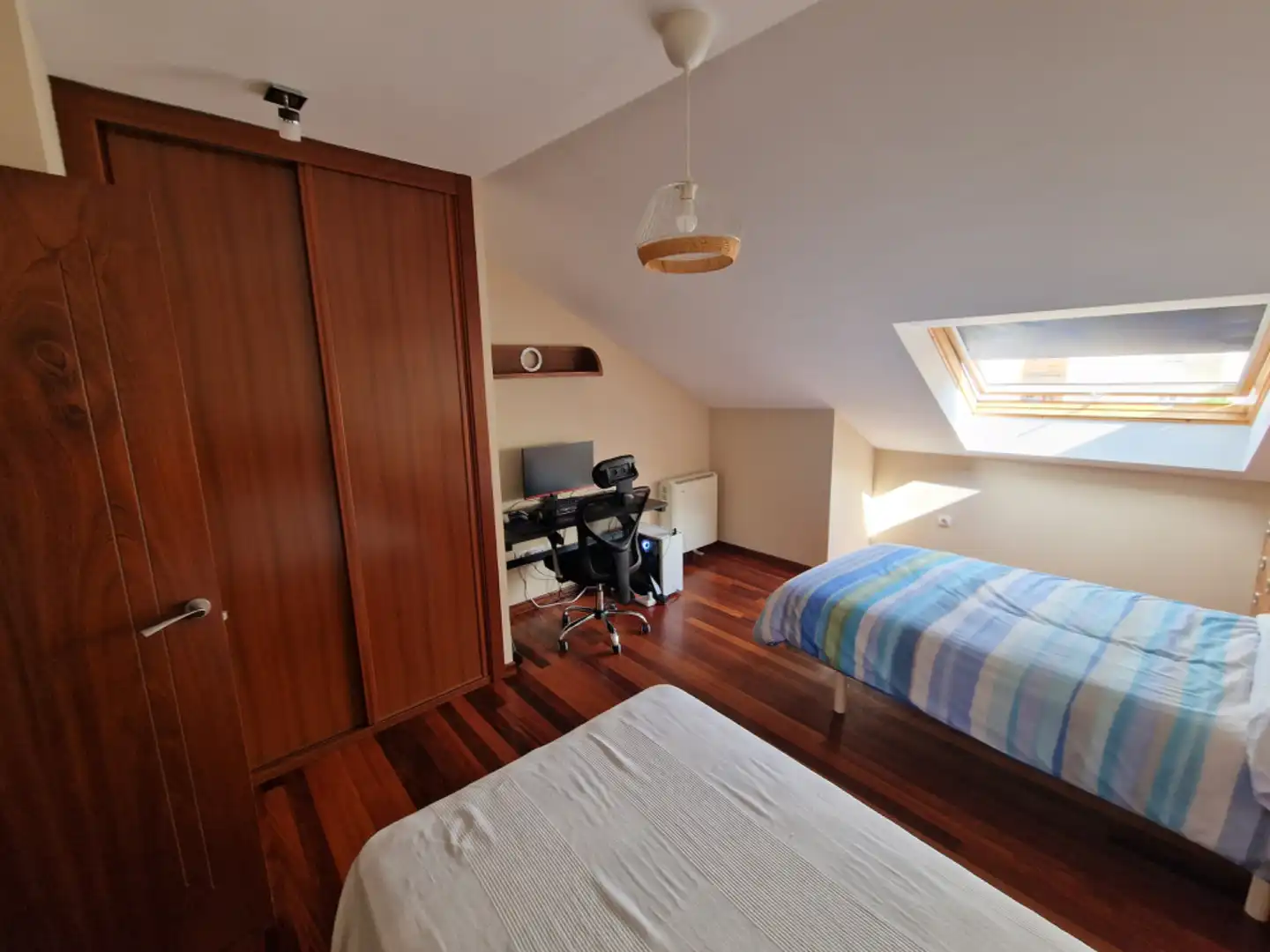 Schlafzimmer von Dachboden zum Verkauf in Viveiro mit Heizung, Parkett und Möbliert