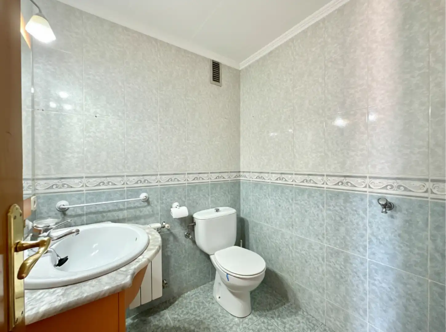Bathroom of Flat for sale in Torelló  with Heating, Terrace and Storage room