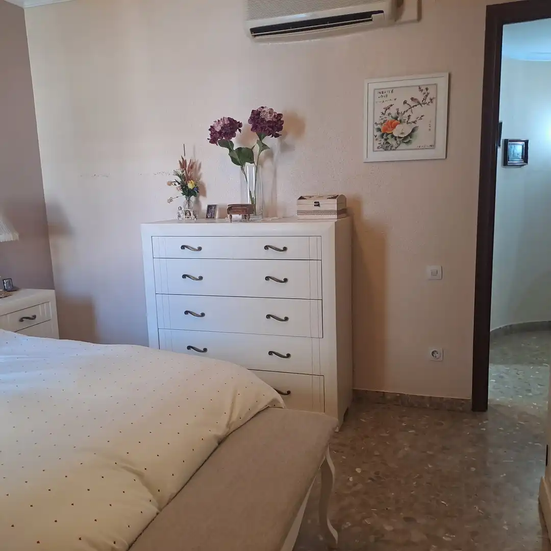 Dormitori de Casa adosada en venda en Dos Hermanas amb Aire condicionat, Traster i Piscina comunitària