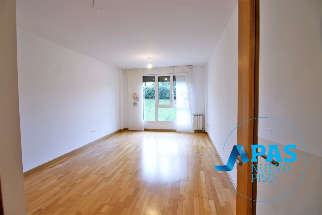 Living room of Flat for sale in Santander  with Heating, Private garden and Storage room