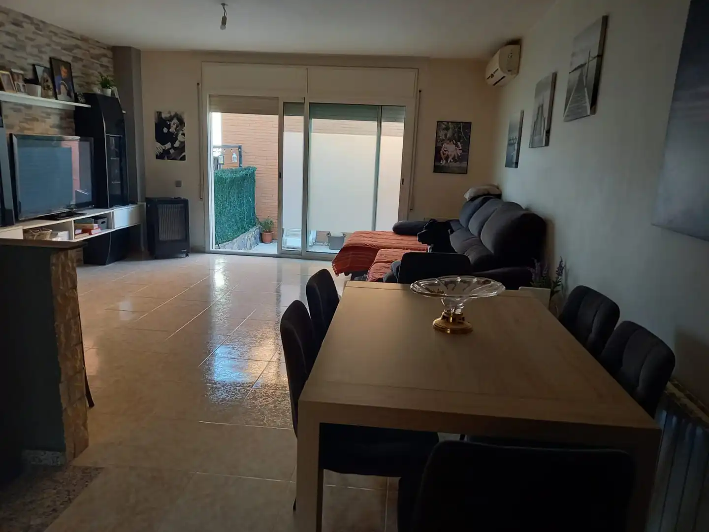 Sala de estar de Casa adosada en venta en Esparreguera con Aire acondicionado, Calefacción y Terraza