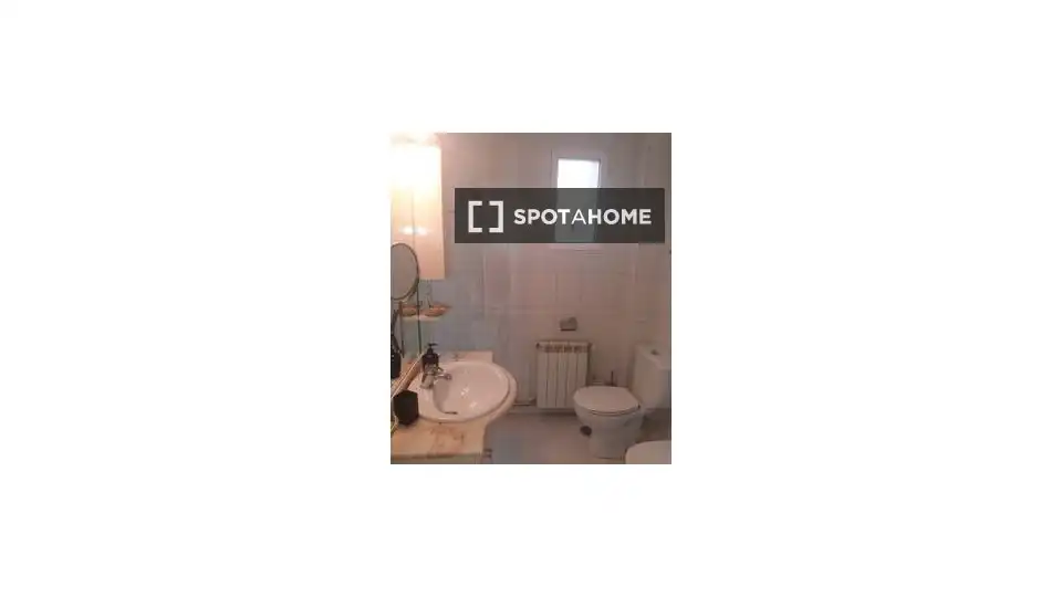 Bathroom of Flat for share in Madrid  with Air Conditioner, Heating and Terrace