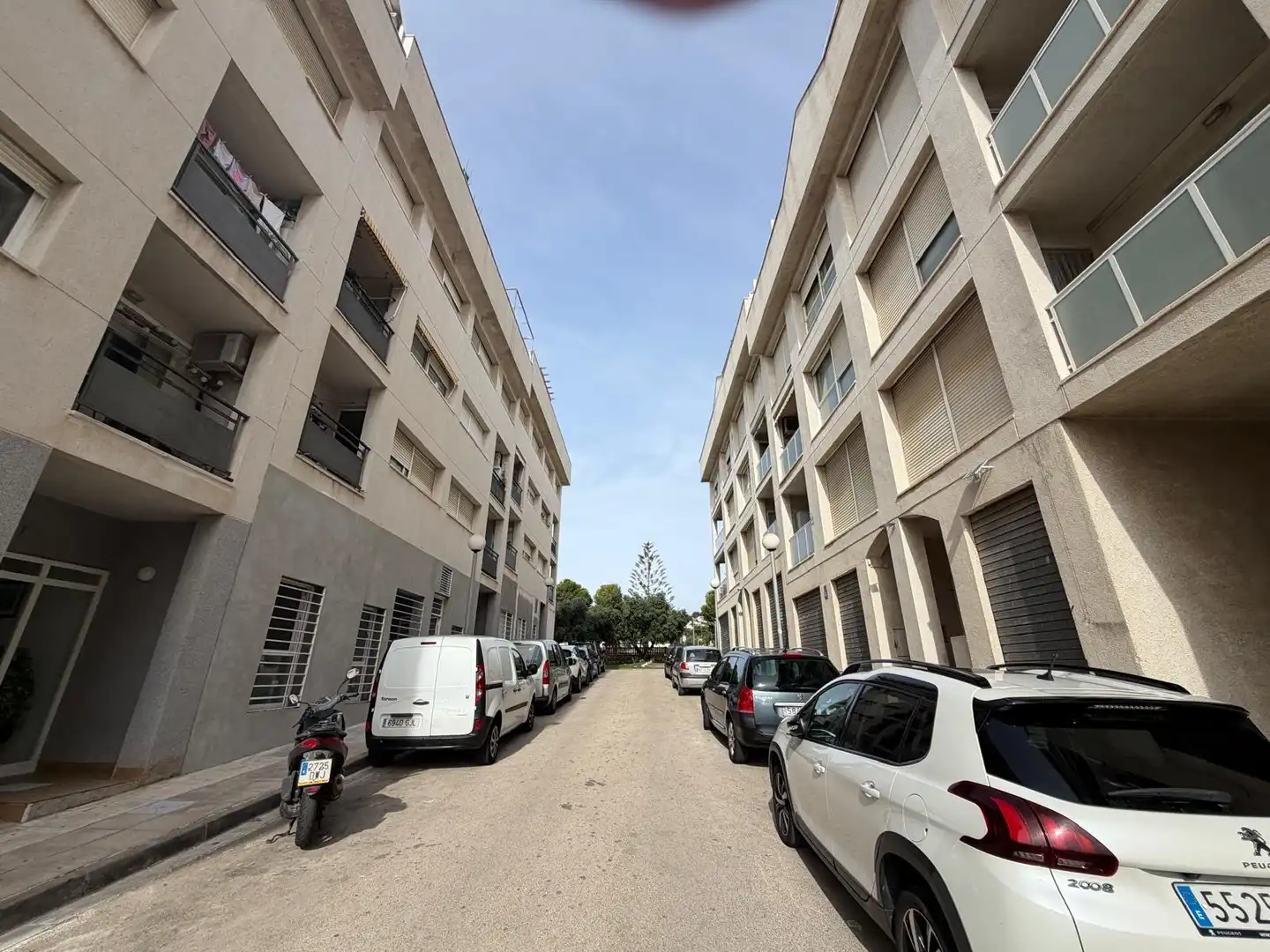 Vista exterior de Local en venta en Els Masos - Els Garrofers