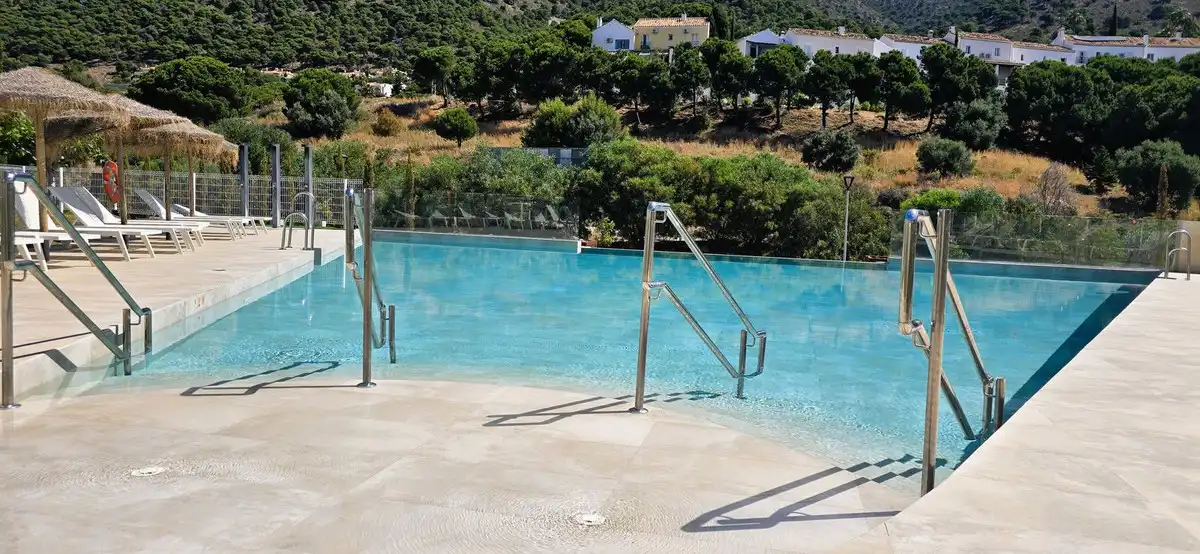 Piscina de Casa adosada en venta en Mijas con Aire acondicionado, Calefacción y Jardín privado