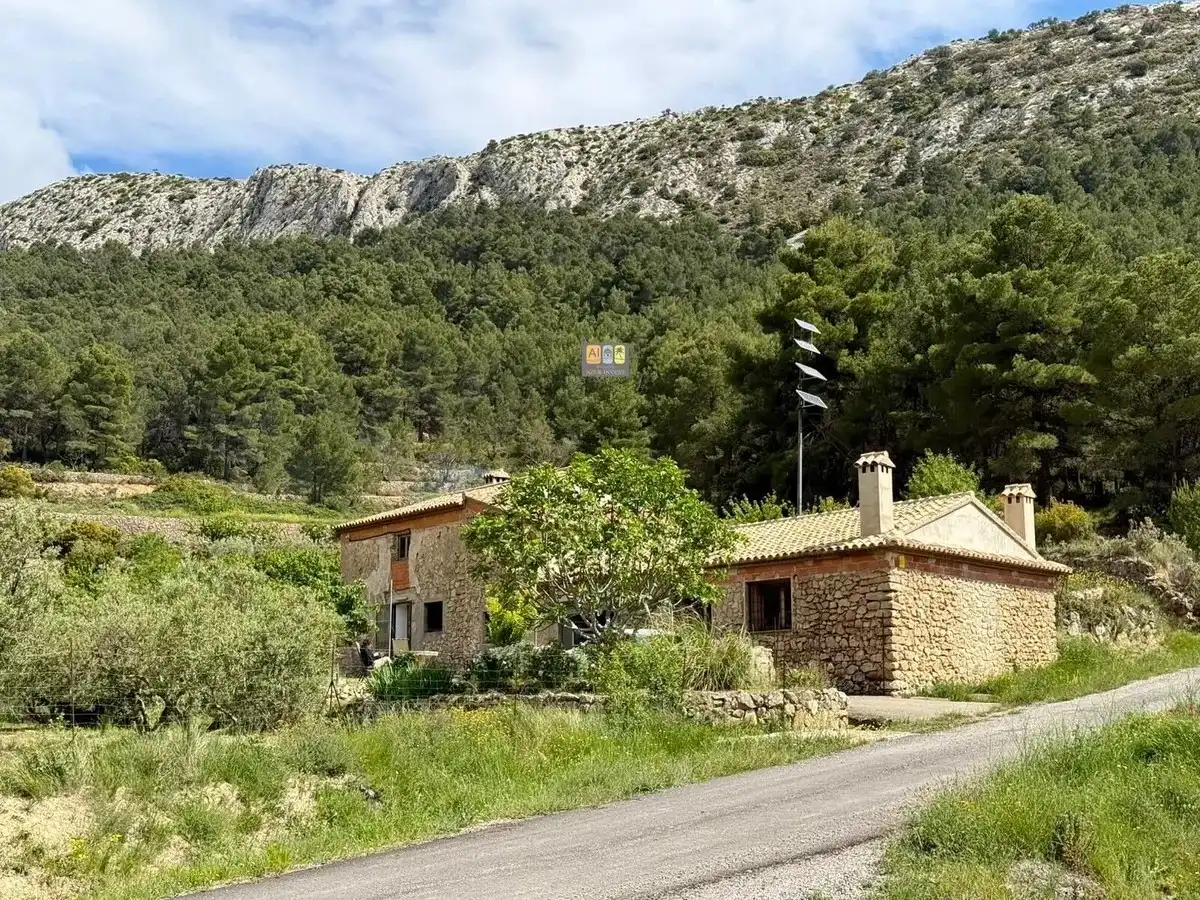 Country house with garden for sale in Sella