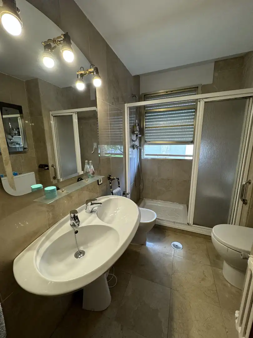 Bathroom of Flat for sale in Sevilla  with Air Conditioner, Heating and Terrace