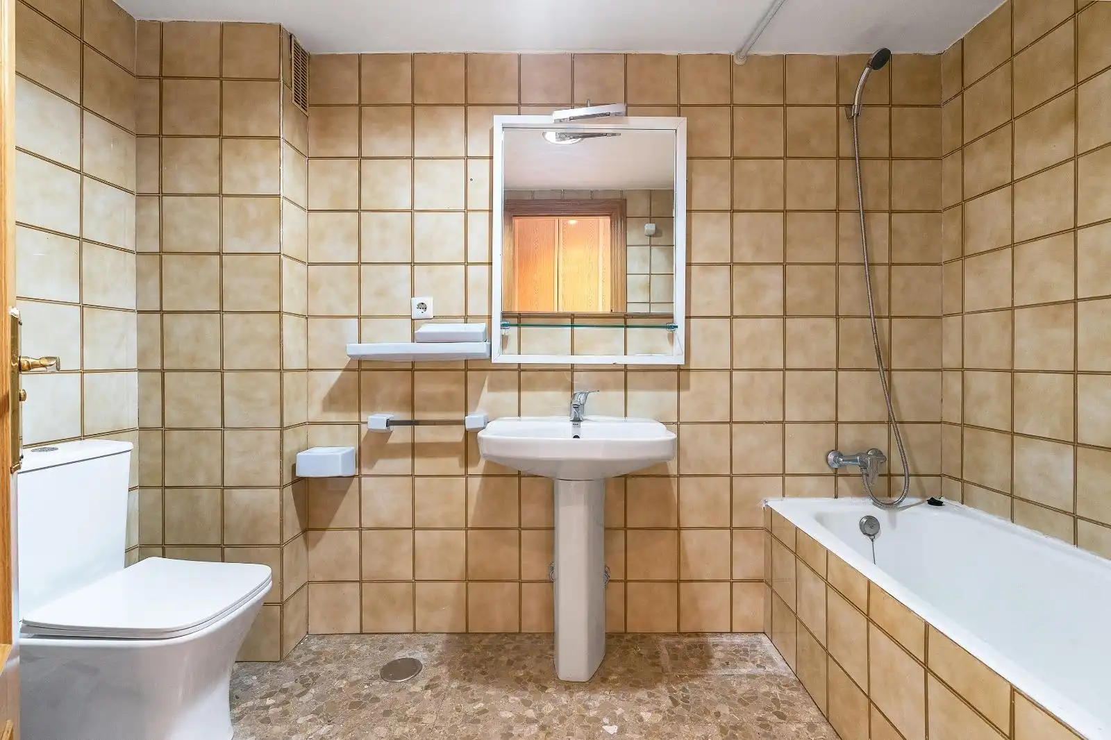 Bathroom of Flat for sale in Granada  with Heating