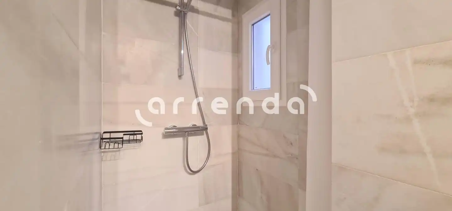 Badezimmer von Wohnung zur Miete in Madrid mit Klimaanlage und Möbliert