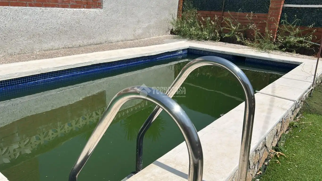 Piscina de Casa o xalet en venda en Rubí