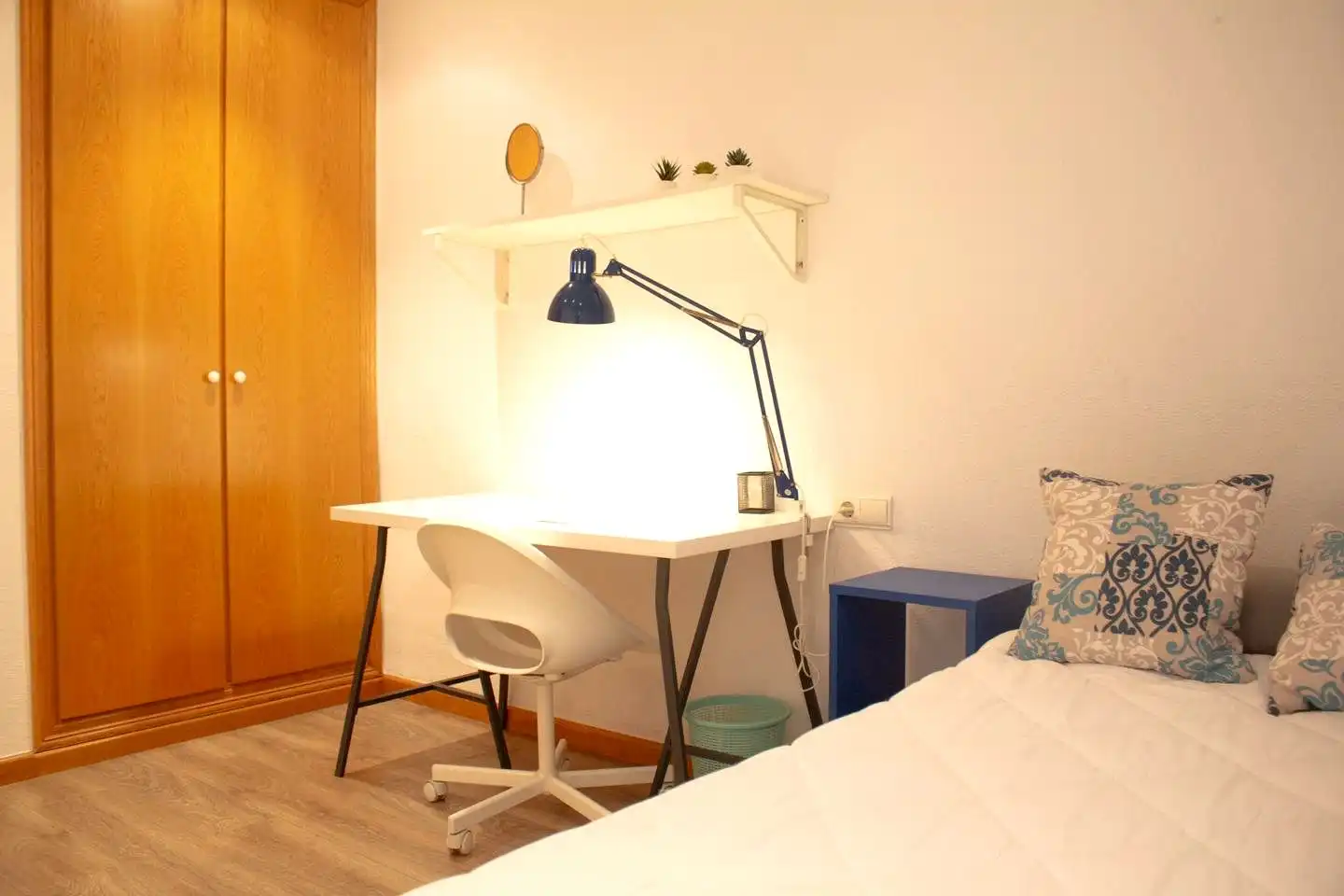Dormitori de Apartament de lloguer en Valencia amb Aire condicionat, Moblat i Balcó