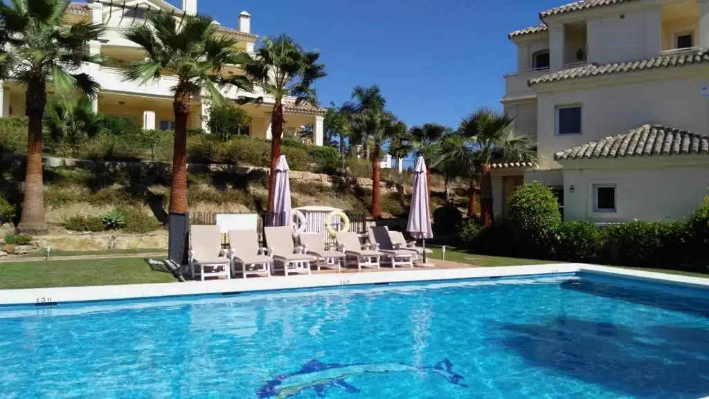 Schwimmbecken von Wohnungen zum Verkauf in Casares mit Klimaanlage, Heizung und Privatgarten