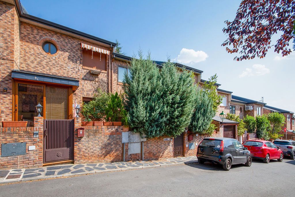 Vista exterior de Casa adosada en venda en Galapagar amb Jardí privat i Terrassa