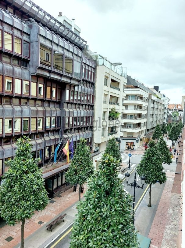 Vista exterior de Pis en venda en Oviedo  amb Calefacció