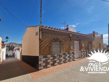 Casa amb balcó en venda a Calle de la Iglesia