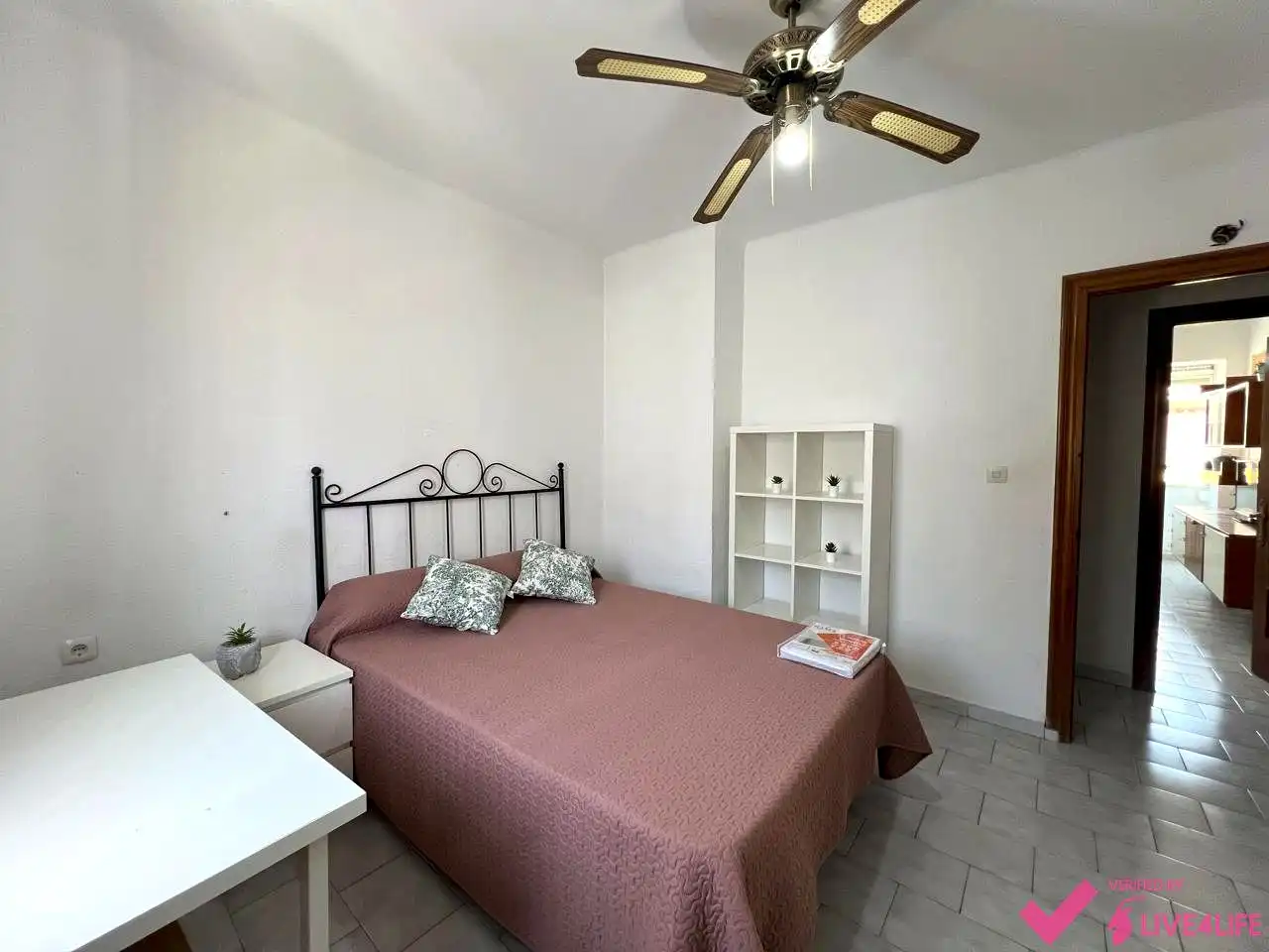 Bedroom of Flat for share in Sevilla  with Air Conditioner, Heating and Furnished