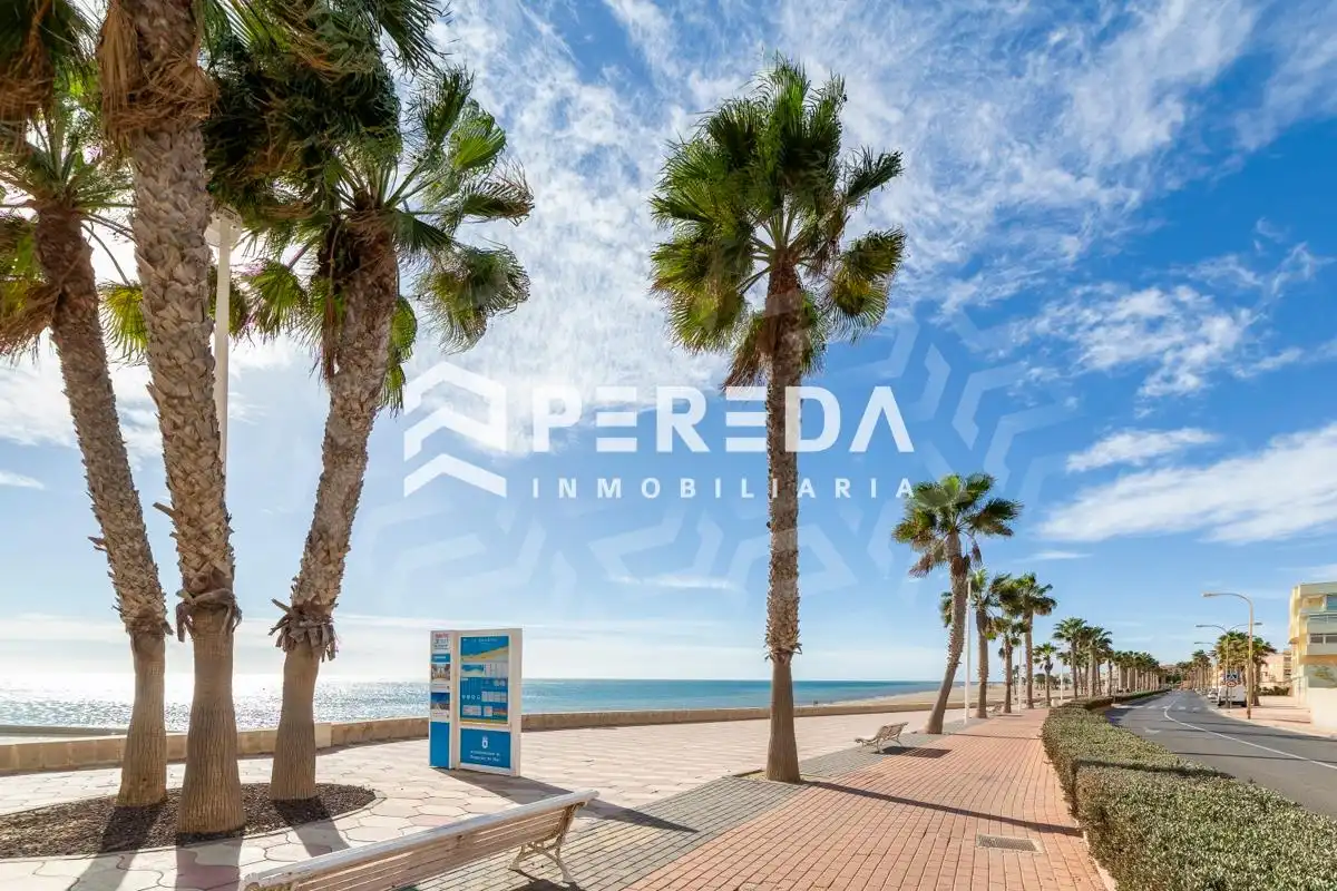 Außenansicht von Einfamilien-Reihenhaus zum Verkauf in Roquetas de Mar mit Terrasse