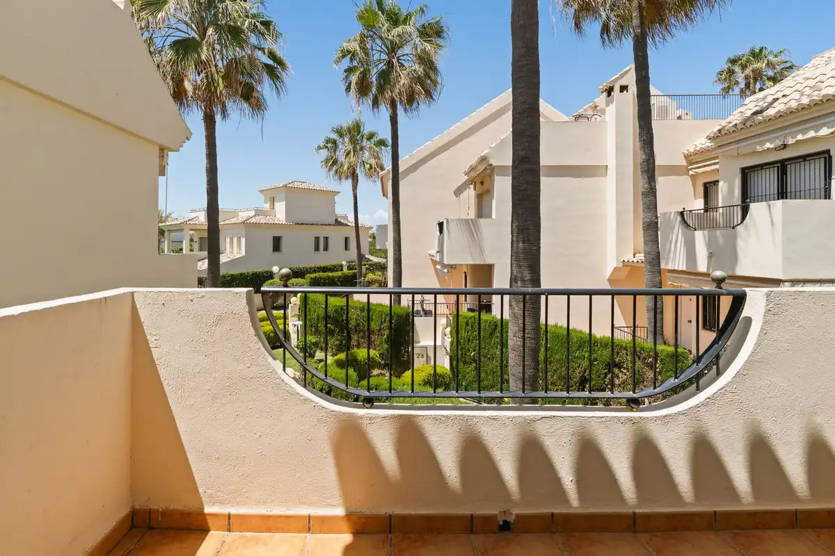 Vista exterior de Casa adosada en venda en Marbella amb Aire condicionat, Terrassa i Alarma